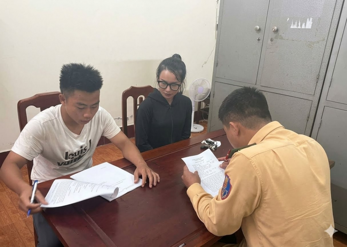Đội Cảnh sát giao thông đường bộ số 4 làm việc với Nguyễn Quang Anh và chị N.T.T
