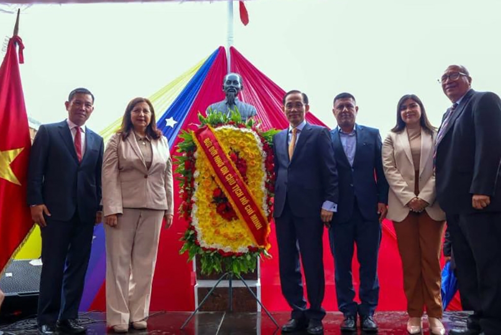 Bộ trưởng Bộ Ngoại giao Lê Hoài Trung cùng đoàn đại biểu cấp cao Việt Nam đặt vòng hoa tại Tượng đài Chủ tịch Hồ Chí Minh trên đại lộ Bolívar ở thủ đô Caracas.