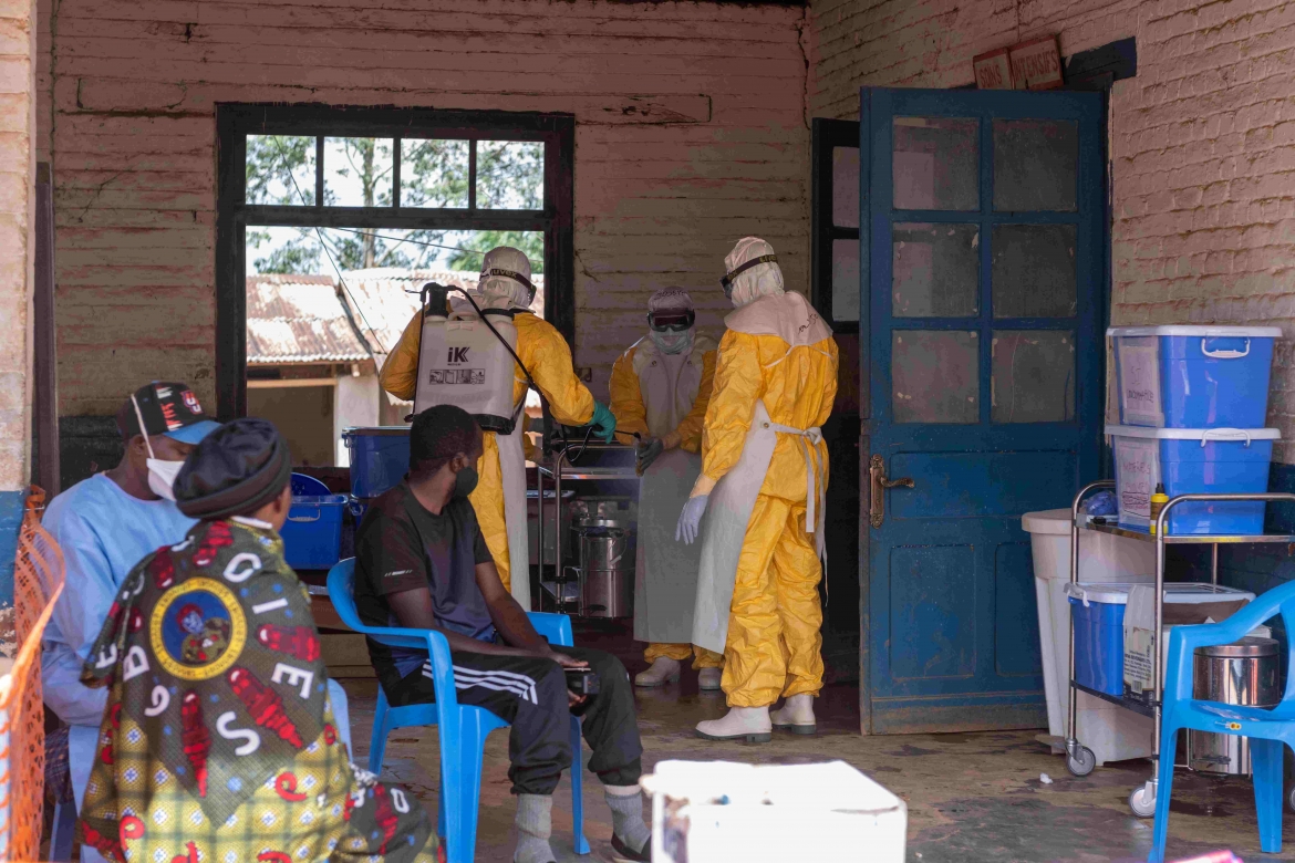 Nhân viên y tế chuẩn bị làm nhiệm vụ tại trung tâm điều trị Mongbwalu, Congo, ngày 5/6 (Ảnh: AP)