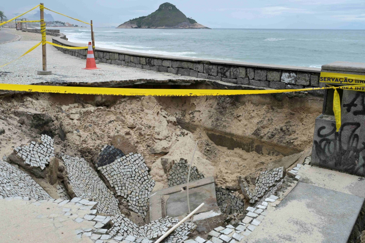 Triều cường ngày càng lớn gây sạt lở mạnh tại bãi biển Macumba, thành phố Rio de Janeiro, Brazil (Ảnh: Reuters)