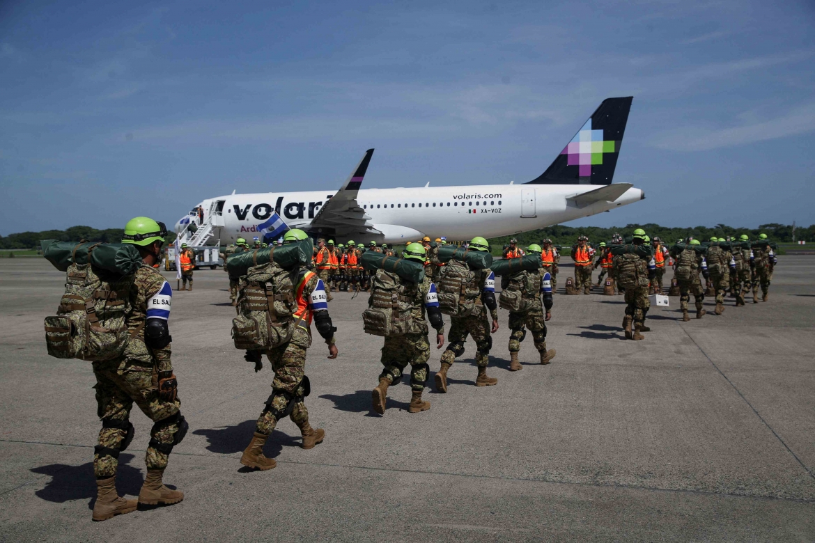 Các nhân viên cứu hộ El Salvador lên đường sang Venezuela để hỗ trợ tìm kiếm cứu nạn ngày 25/6 (Ảnh: Reuters)