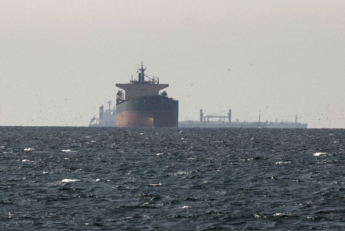 Tàu hàng ở vùng Vịnh, gần eo biển Hormuz. Ảnh: Reuters