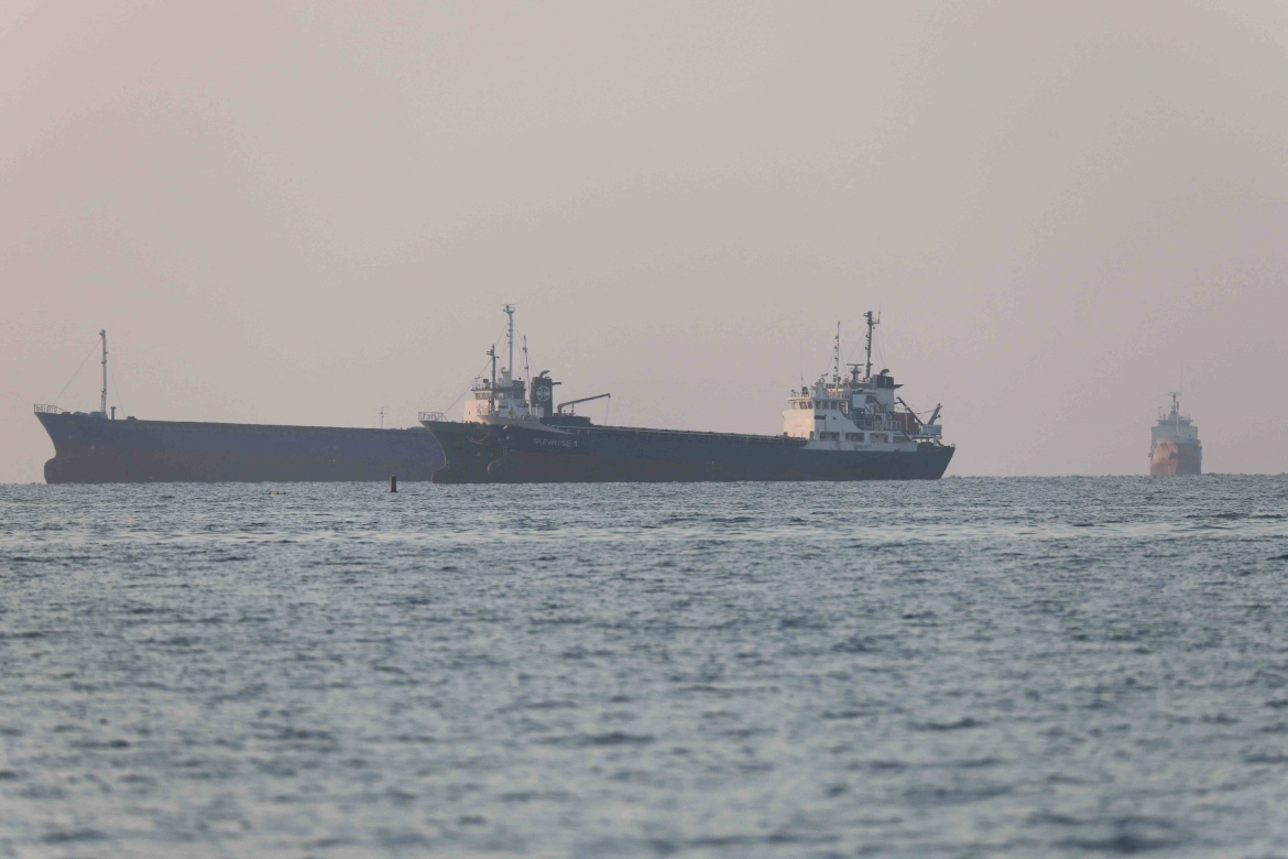 Tàu thuyền neo đậu tại eo biển Hormuz gần bờ biển thành phố Bandar Abbas, Iran ngày 8/6 (Ảnh: Reuters)