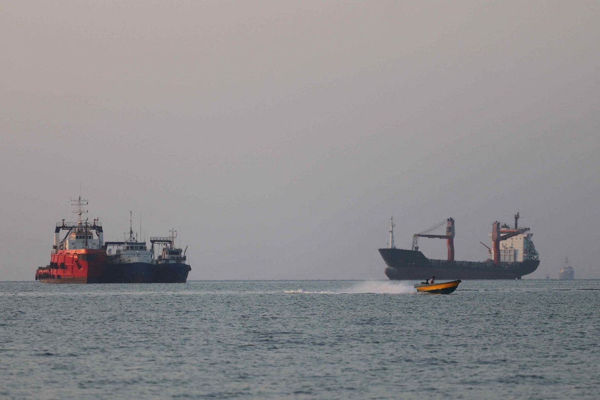Eo biển Hormuz nhìn từ thành phố Bandar Abbas của Iran chiều ngày 8/6 (Ảnh: Reuters)