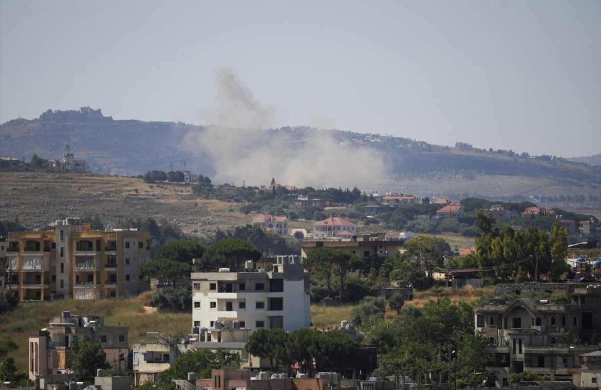 Khói bốc lên sau khi Israel không kích Nabatieh, Lebanon. Ảnh: Reuters