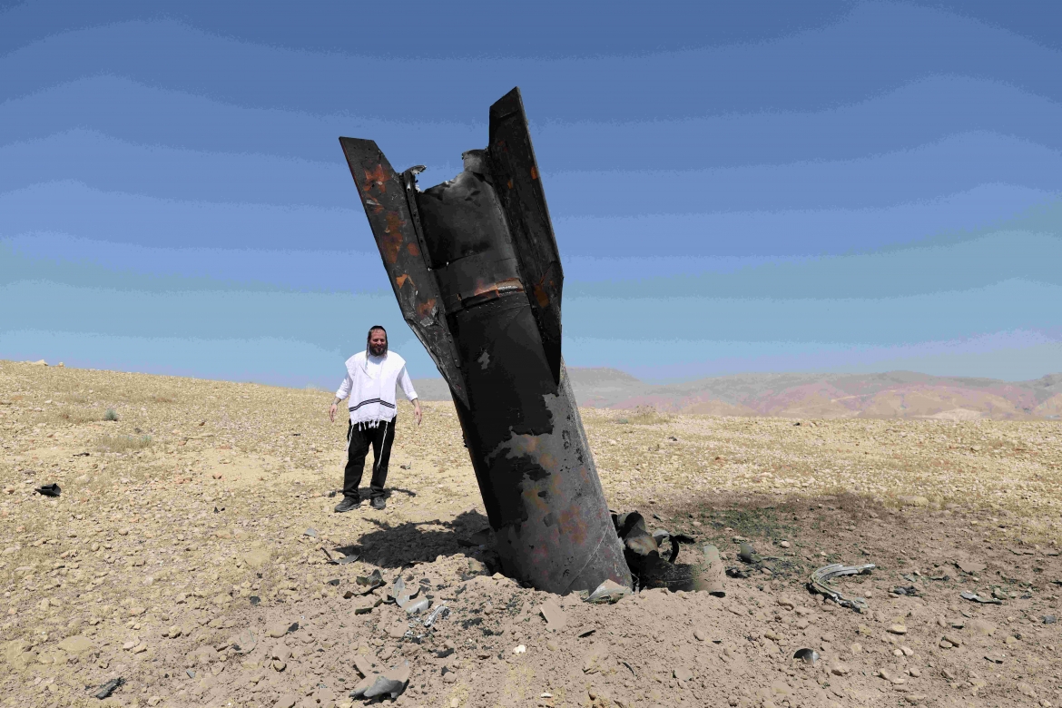 Một quả tên lửa do Iran khai hỏa sáng 8/6 rơi xuống khu Bờ Tây do Israel kiểm soát (Ảnh: Reuters)