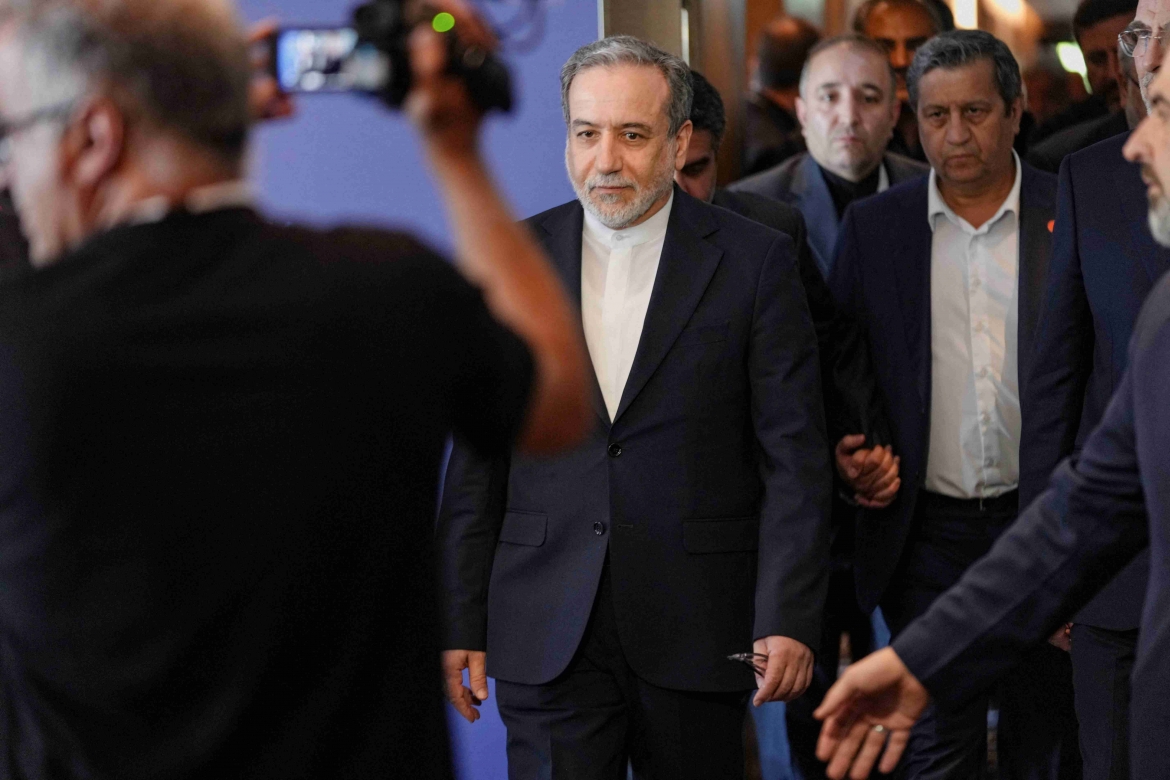 Ngoại trưởng Iran Abbas Araqchi bước ra từ phòng họp sau cuộc họp bốn bên với các quan chức cấp cao Mỹ, Pakistan và Qatar tại khu nghỉ dưỡng Buergenstock, Thụy Sĩ (Ảnh: Reuters)