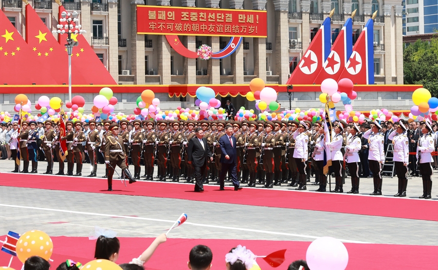 Lãnh đạo Trung Quốc và Triều Tiên duyệt đội danh dự trong sự chào đón của người dân Triều Tiên
sáng ngày 8/6/2026. Ảnh: Tân Hoa xã
