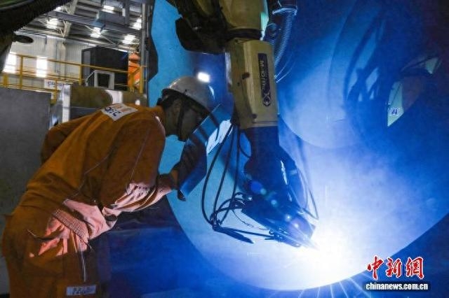 Robot hàn thông minh phục vụ lĩnh vực công trình biển được đưa vào vận hành tại Thiên Tân. Ảnh: Chinanews