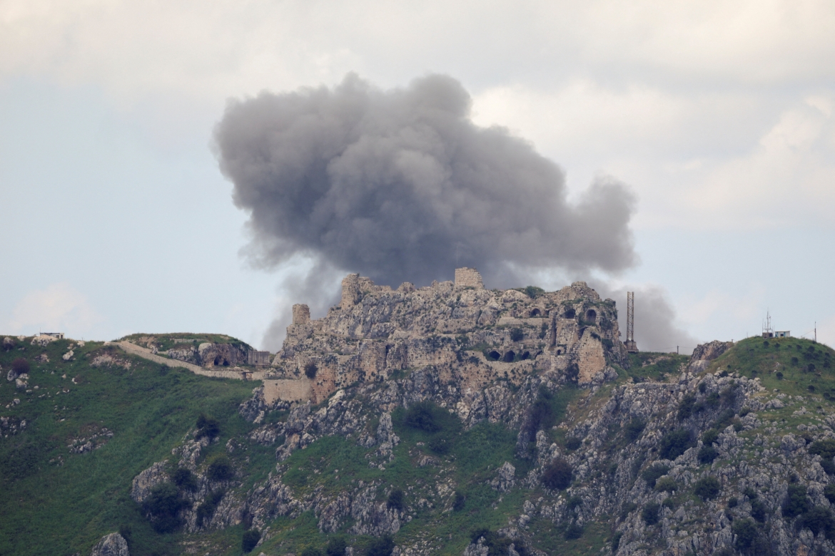 Khói bốc lên sau cuộc không kích của Israel vào miền Nam Lebanon. Ảnh: Reuters