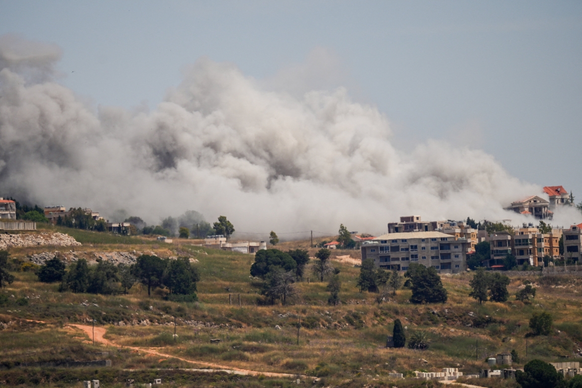 Khói bốc lên nghi ngút từ miền nam Lebanon sau các cuộc không kích của Israel. (Ảnh: Reuters)