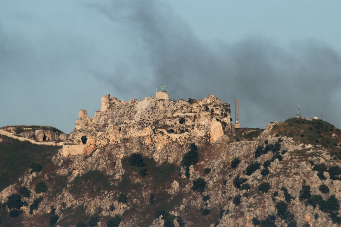 Khói bốc lên tại Lebanon. (Ảnh: Reuters)