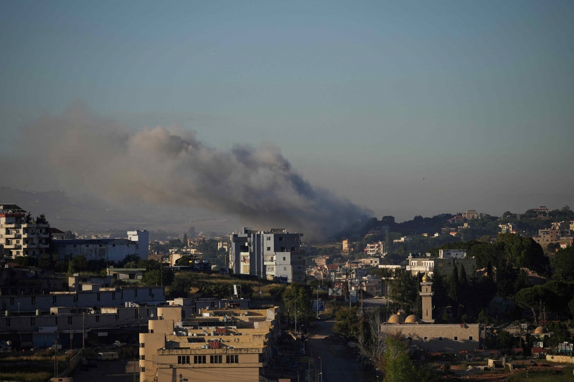 Khói bốc từ một địa điểm ở miền nam Lebanon sau một cuộc tấn công của Israel (Ảnh: Reuters)