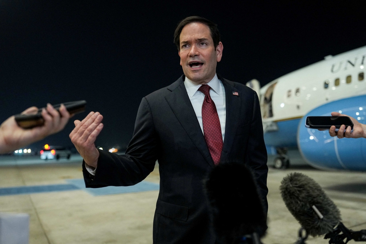Ngoại trưởng Mỹ Marco Rubio phát biểu với báo chí tối 23/6 khi vừa đặt chân tới sân bay Abu Dhabi, UAE (Ảnh: Reuters)