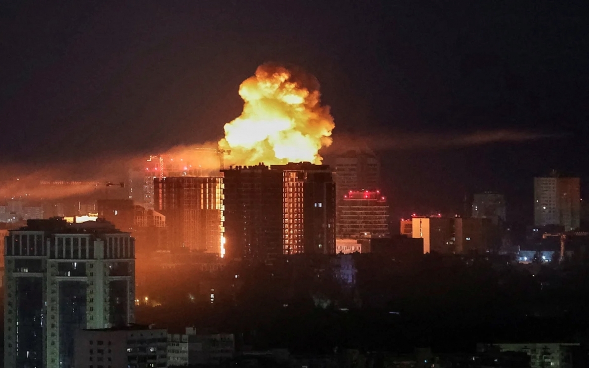 Khói lửa tại Kiev (Ukraine) sau một đợt tập kích của Nga. Ảnh: Reuters.