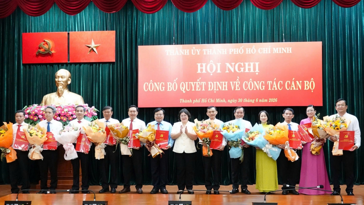 Phó Bí thư Thành ủy TP.HCM Văn Thị Bạch Tuyết trao quyết định (ảnh: N.V)