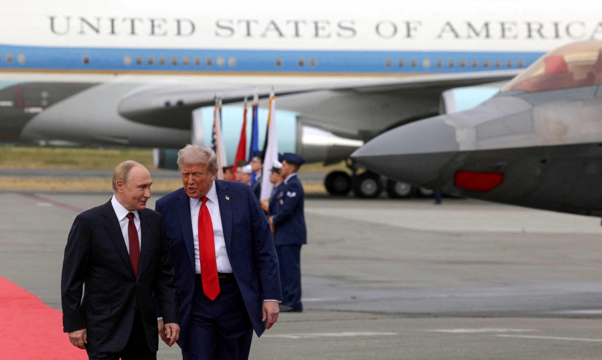 Tổng thống Nga Vladimir Putin và người đồng cấp Mỹ Donald Trump tại hội nghị Thượng đỉnh song phương ở Alaska, Mỹ ngày 15/8/2025 (Ảnh: Reuters)