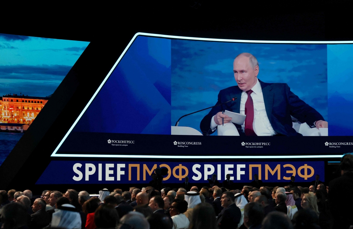 Tổng thống Nga Vladimir Putin phát biểu tại Diễn đàn Kinh tế Quốc tế St. Peterburg ngày 5/6 (Ảnh: Reuters)