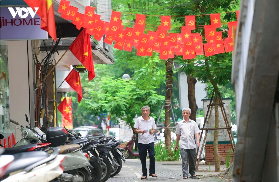 Tùy từng địa phương, sau sắp xếp, quy mô của thôn dao động từ 150-500 hộ gia đình trở lên, trong khi đó tổ dân phố có quy mô từ 300-700 hộ gia đình trở lên.
