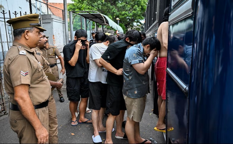 Cảnh sát Sri Lanka triệt phá một đường dây lừa đảo do công dân nước ngoài điều hành tại thủ đô Colombo hồi tháng Năm (Nguồn: AFP/ABC)