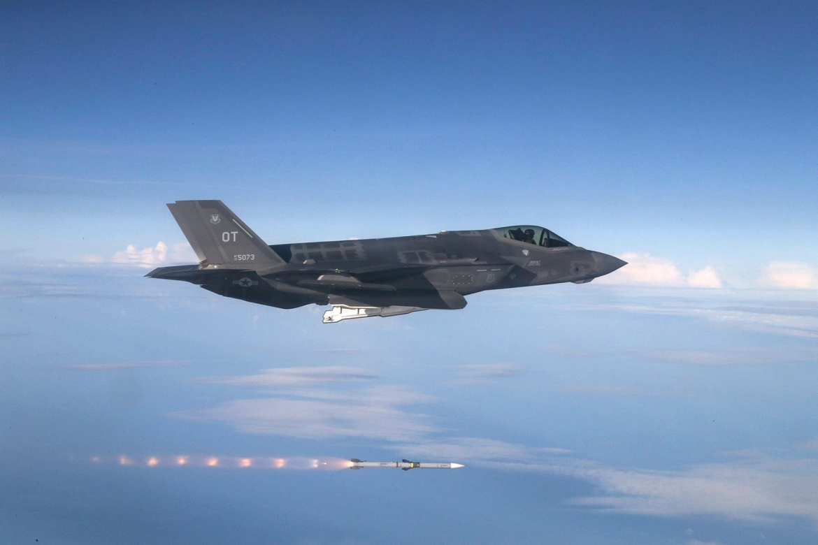 Tên lửa không đối không AIM-120 được phóng từ tiêm kích F-35A. Ảnh: Không quân Mỹ