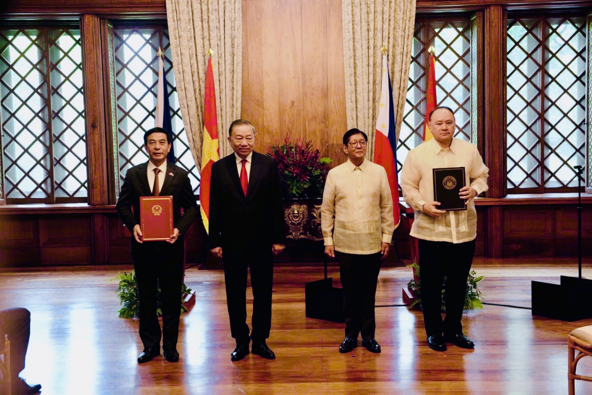 Tổng Bí thư, Chủ tịch nước Tô Lâm và Tổng thống Philippines Ferdinand Romualdez Marcos Jr. chứng kiến Lễ trao các văn kiện hợp tác giữa các bộ, ngành hai nước. Các văn kiện gồm: Bản ghi nhớ về hợp tác quốc phòng giữa Bộ Quốc phòng Việt Nam và Bộ Quốc phòng Philippines; Bản ghi nhớ hợp tác giữa Bộ Khoa học và Công nghệ Việt Nam và Bộ Công nghệ Thông tin và Truyền thông Philippines về hợp tác trong lĩnh vực công nghệ thông tin và chuyển đổi số; Chương trình hợp tác du lịch 2026 - 2029 giữa Bộ Văn hóa, Thể thao và Du lịch Việt Nam và Bộ Du lịch Philippines; Bản ghi nhớ giữa Học viện Hành chính và Quản trị công (Học viện Chính trị quốc gia Hồ Chí Minh, Việt Nam) với Đại học Philippines.