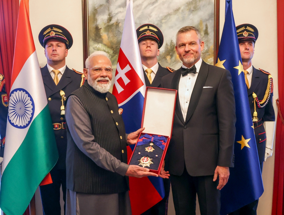 Tổng thống Slovakia Peter Pellegrini trao tặng Huân chương Thập tự trắng kép hạng Nhất cho Thủ tướng Narendra Modi ngày 15/6 (Ảnh: ANI)
