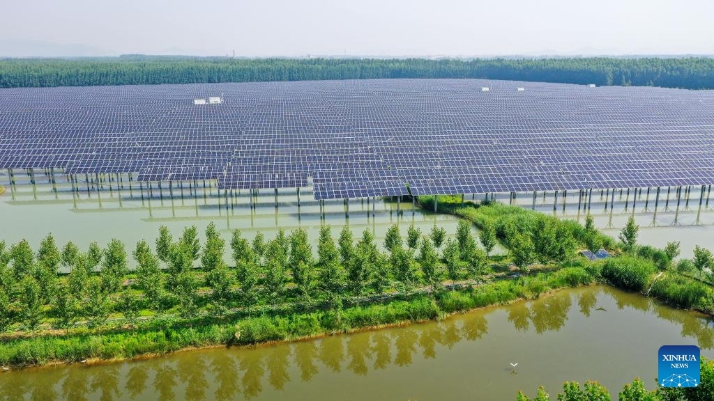 Một trang trại nuôi trồng thủy sản kết hợp năng lượng mặt trời tại khu vực sụt lún khai thác mỏ ở thành phố Đằng Châu, tỉnh Sơn Đông, miền Đông Trung Quốc. Ảnh: Tân Hoa xã