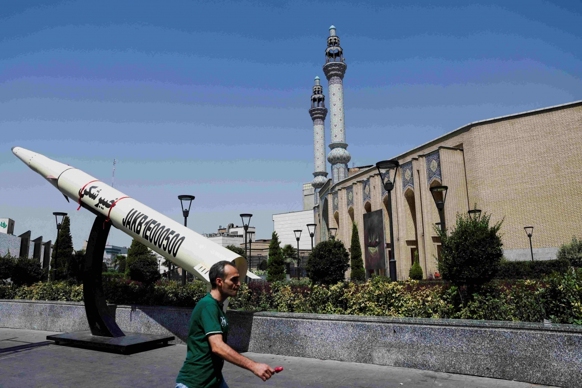 Mô hình tên lửa được trưng bày trên đường phố thủ đô Tehran, Iran (Ảnh: Reuters)