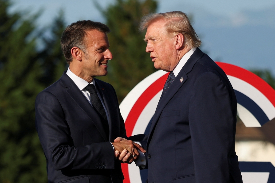 Tổng thống chủ nhà Emmanuel Macron đón Tổng thống Mỹ Donald Trump tại hội nghị Thượng đỉnh G7 sáng 16/6 (Ảnh: Reuters)