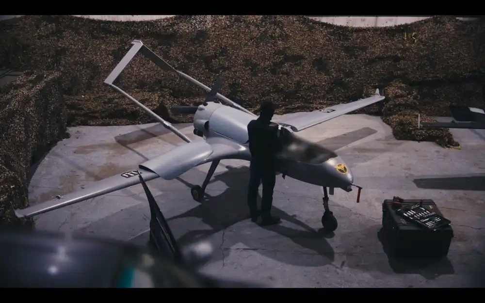 Kỹ thuật viên của tình báo quân sự Ukraine (GUR) đang chuẩn bị UAV Liutyi cho một cuộc tập kích vào lãnh thổ Nga. Ảnh: Business Insider.