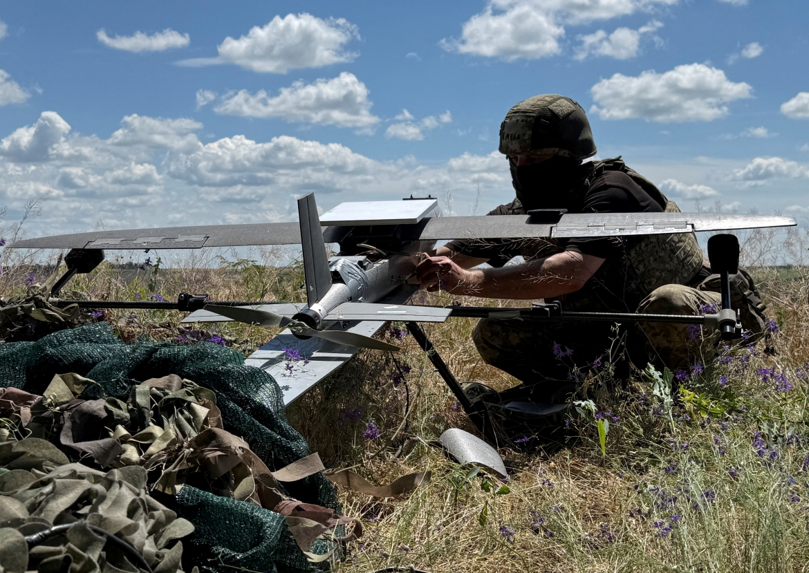 Binh lính Ukraine chuẩn bị UAV phóng về phía các lực lượng Nga trên tiền tuyến ở Donetsk. Ảnh: Reuters