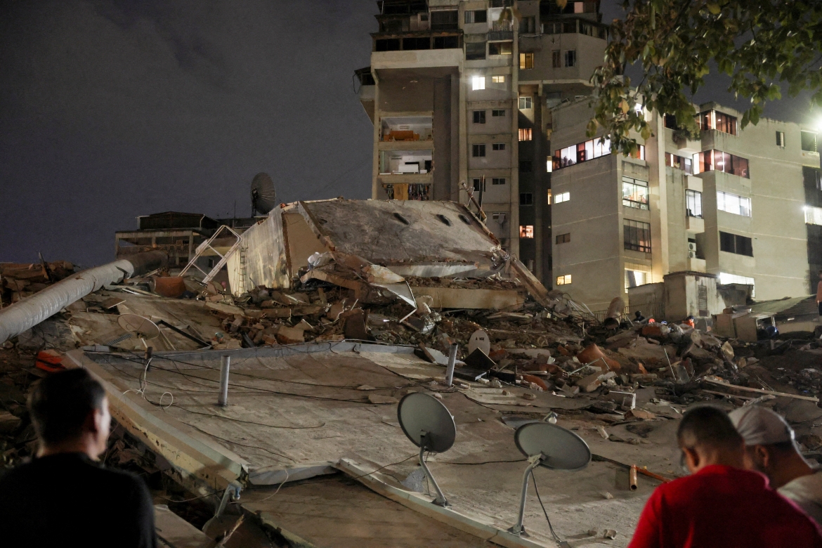 Cảnh tượng đổ nát ở thủ đô Caracas, Venezuela ngày 24/6 sau động đất. Ảnh: Reuters