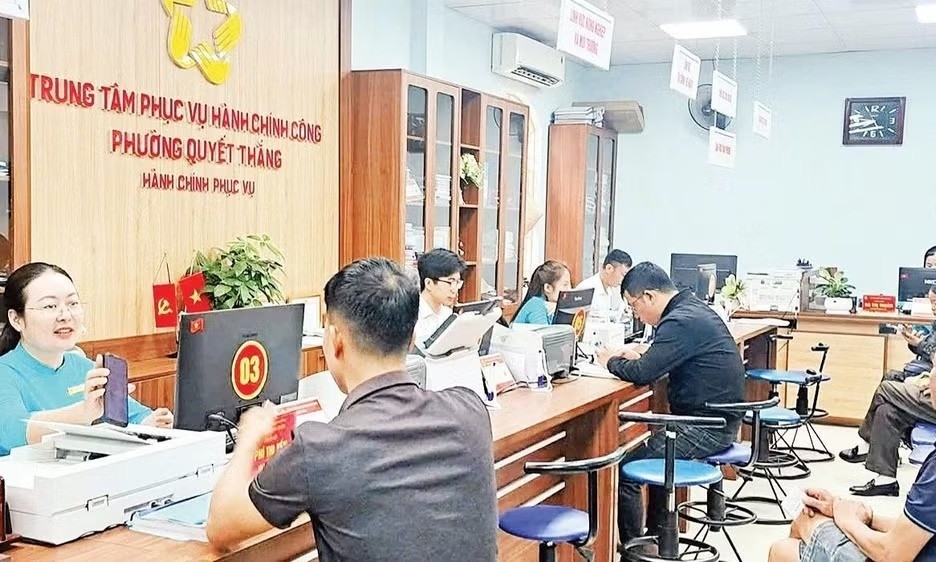 Ủy ban nhân dân các tỉnh, thành phố trực thuộc Trung ương phân bổ, bố trí đủ nguồn lực được giao để giải quyết các TTHC đã được phân quyền, phân cấp cho địa phương, bảo đảm thông suốt, không gián đoạn, chậm trễ đối với cá nhân, tổ chức.