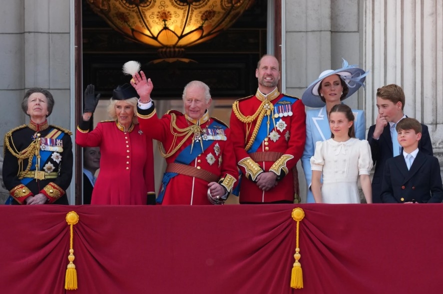 Vua Charles III và Hoàng hậu Camilla vẫy chào người dân từ ban công Cung điện Buckingham cùng các thành viên khác của Hoàng gia Anh gồm Công chúa Anne, Thái tử William, Vương phi Kate, Công chúa Charlotte, Hoàng tử George và Hoàng tử Louis, trong lễ diễu hành Trooping the Colour tại London.