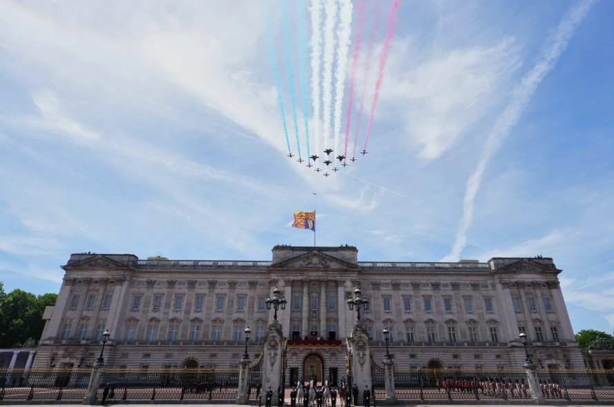 Các máy bay của Không quân Hoàng gia Anh thực hiện màn trình diễn qua Cung điện Buckingham ngày 13/6.