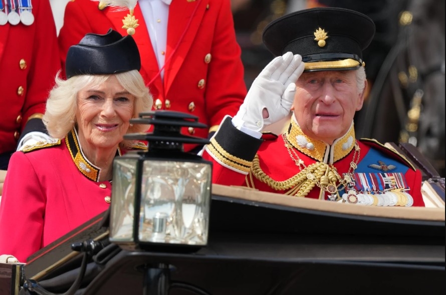 Vua Charles III và Hoàng hậu Camilla di chuyển trên cỗ xe ngựa mui trần trong lễ diễu hành Trooping the Colour, sự kiện mừng sinh nhật chính thức hằng năm của Nhà vua, tại London ngày 13/6.