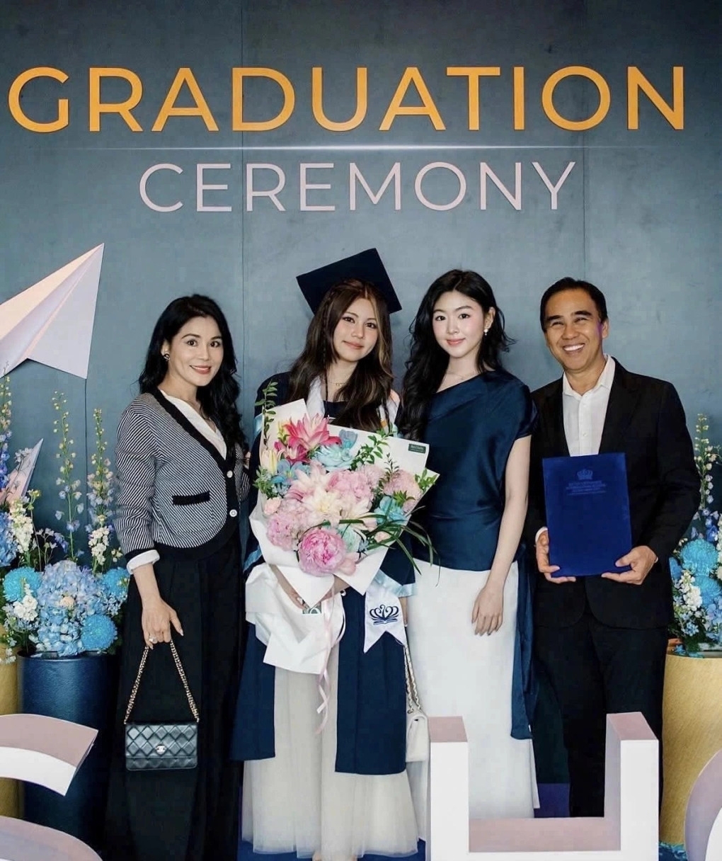 Diễn viên Quyền Linh cùng bà xã Dạ Thảo và ái nữ Lọ Lem dự lễ tốt nghiệp trung học của con gái út Hạt Dẻ, hôm 13/6. Anh bày tỏ: "Ba mẹ và chị Lọ Lem hạnh phúc lắm. Nhìn con cười vui với thầy cô, bạn bè trong ngày tốt nghiệp mà ba sung sướng không thể nào tả nổi. Ba mong ước những niềm vui này mãi mãi bên cuộc đời Út Dẻ yêu thương. Ba yêu con vô bờ bến".