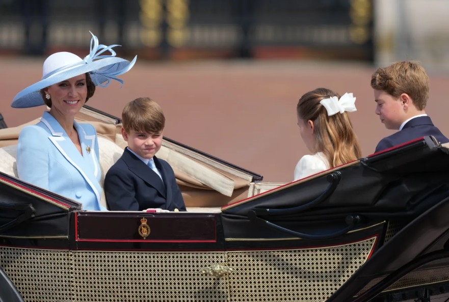 Vương phi Kate cùng các con là Hoàng tử Louis, Công chúa Charlotte và Hoàng tử George ngồi trên xe ngựa mui trần trong lễ diễu hành Trooping the Colour tại London.