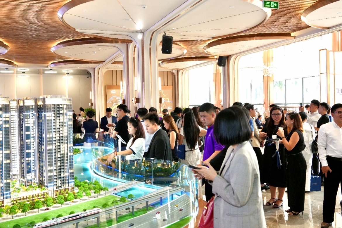 Đông đảo khách hàng tham dự sự kiện mở bán Cloud9 Tower – tòa tháp thuộc dự án hạng sang The Privé