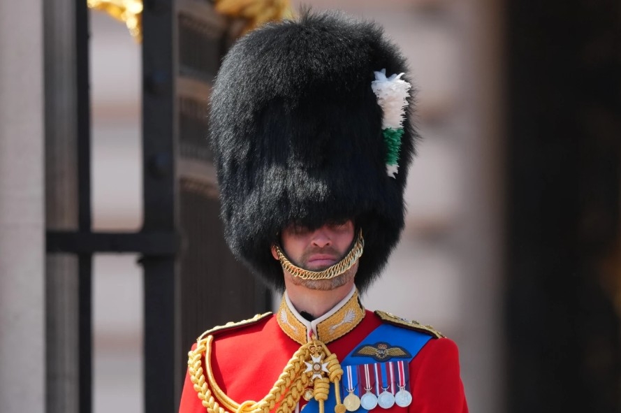 Thái tử William cưỡi ngựa trong bộ quân phục của Trung đoàn Vệ binh Xứ Wales bên ngoài Cung điện Buckingham.