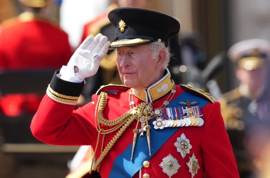 Vua Charles III chào lực lượng diễu hành bên ngoài Cung điện Buckingham ngày 13/6.