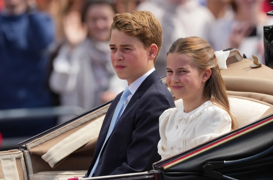 Hoàng tử George và Công chúa Charlotte ngồi trên xe ngựa mui trần trong lễ diễu hành Trooping the Colour tại London.