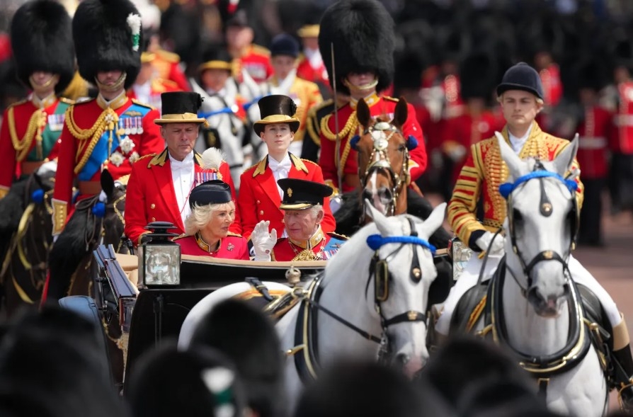 Vua Charles III cùng Hoàng hậu Camilla vẫy chào đám đông trên đường trở về Cung điện Buckingham sau lễ diễu hành.