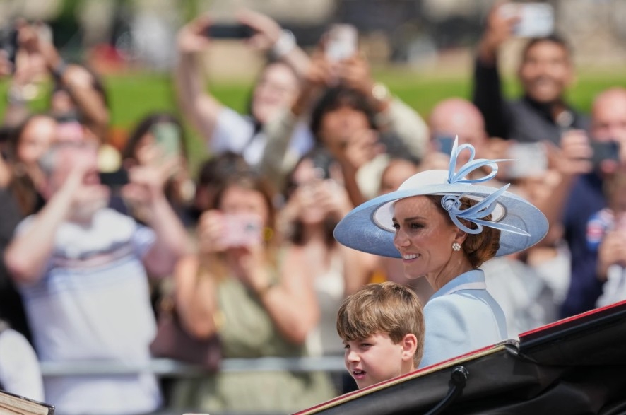 Vương phi Kate cùng Hoàng tử Louis trở về Cung điện Buckingham sau lễ diễu hành.