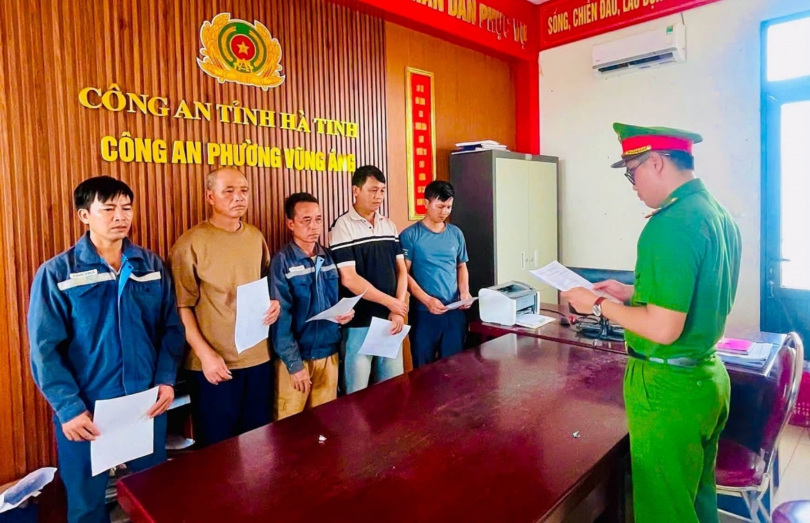 5 đối tượng tại cơ quan công an. (Ảnh: công an tỉnh Hà Tĩnh).
