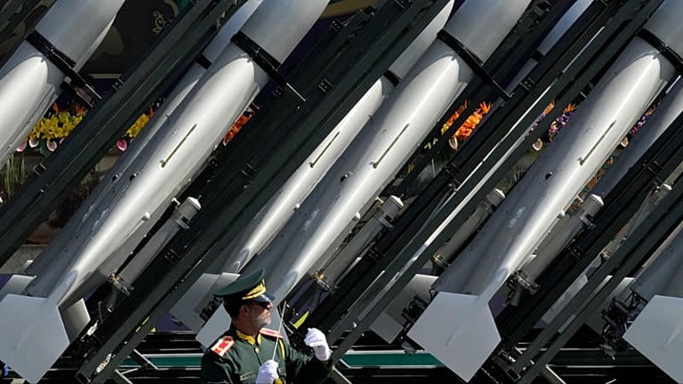 Tên lửa xuất hiện trong một cuộc diễu binh ở Iran. Ảnh: AP.