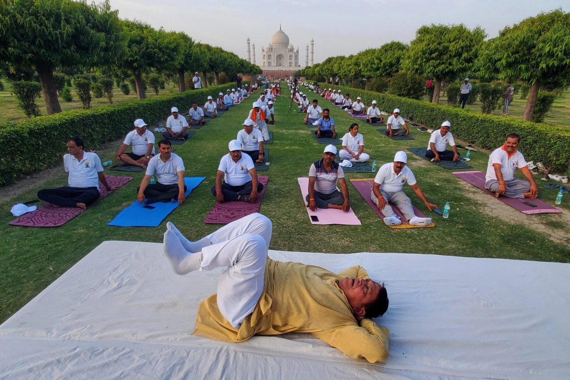 Trong tiếng Phạn, yoga nghĩa là hợp nhất. Sự hợp nhất giữa cơ thể, đầu óc và tâm hồn, sự hợp nhất của thiên nhiên, sự hợp nhất của những nguồn năng lượng, hay một cảm giác đồng điệu và hài hòa của tất cả mọi thứ xung quanh ta. Đó chính là yoga. Người dân thành phố Agra, bang Uttar Pradesh, Ấn Độ tập yoga gần di sản Taj Mahal nổi tiếng (Ảnh: AP)