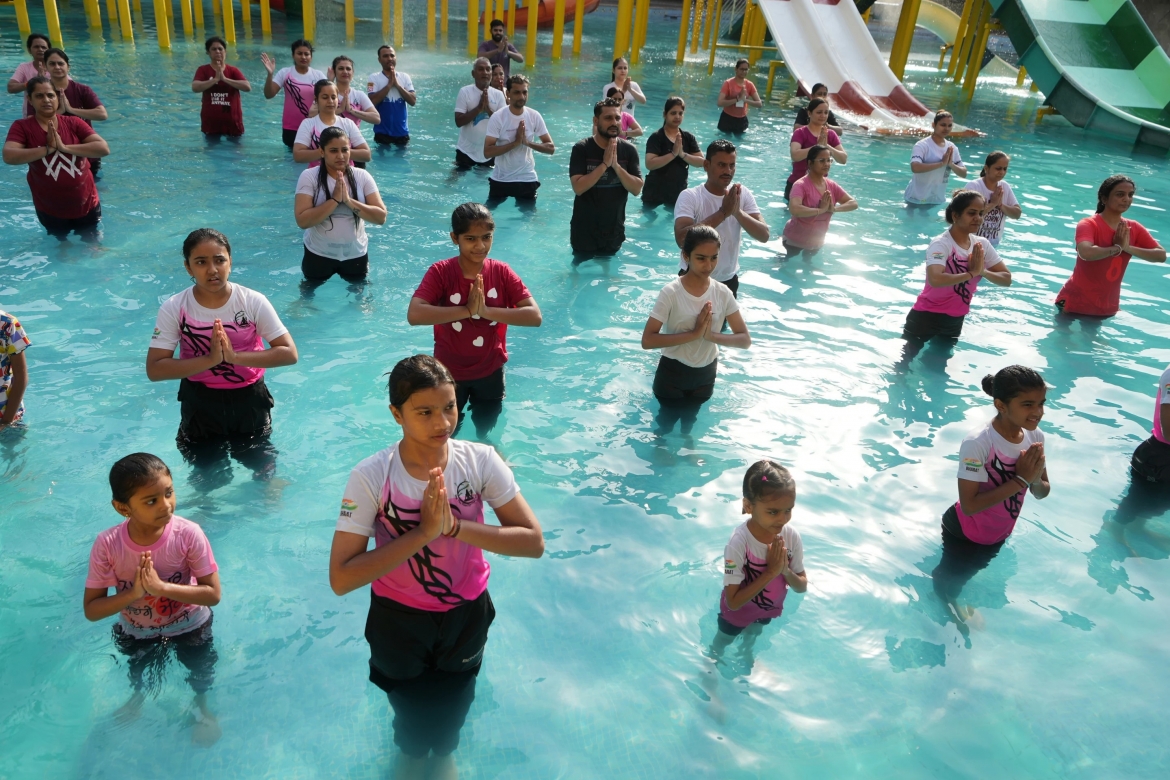 Nghị quyết của Đại hội đồng Liên Hợp Quốc thông qua ngày 11/12/2014 đã quyết định chọn ngày 21/6 (ngày Hạ chí) hàng năm là Ngày Quốc tế Yoga. Trong ảnh là các thành viên của một viện yoga đang thực hành môn này dưới nước tại thành phố Ahmedabad, bang Gujarat, miền Tây Ấn Độ ngày 21/6 (Ảnh: AP)