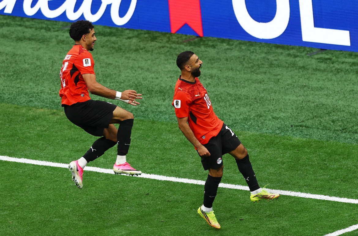 Zico kiến tạo cho Salah ghi bàn nâng tỷ số lên 2-1 ở phút 67. (Ảnh: Reuters)